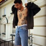 Jordan Haj Instagram - @1981secondhand mají na @kviff svůj krásnej pop-up kam si chodím pro denní i koncertní outfity.. jsou tam do konce festivalu, celej den každej den. Jděte tam. A zítra mají navíc ještě Pizza party s @zeme.projekt 🍕bude pizza, oblečení, naturální vína, atmo a hudba a mezi tím vším se asi budu i motat já a porušovat svou včera zahájenou Low-carb dietu michelinskejma pizzama a vínem 😅 Mezinarodni Filmovy Festival Karlovy Vary