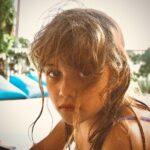 Jordan Haj Instagram - Lennon bylo v prosinci čerstvě sedm a zhruba po sedmé i tento rok prochází “předčasnou pubertou”, jak tomu pokaždé znovu všichni říkáme, takhle milující okolí má 😅 Já se zas lednově celej předsevzal a namachroval a vyhecoval (asi z toho času, co tu najednou mám) a i tento rok se, zhruba taky po sedmé, snažím naučit fotit tím Fuji x100v, a vy mi to teď budete likovat, takhle podpůrné okolí mám zas já 🫶🏻 Lennon captured on @fujifilmcz by her milující otec fotograf amatér ;) Bali, Indonesia