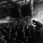 Jordan Haj Instagram - Pamatujete si ještě tu rudou laserovou surprise stage, co se zničehonic vynořila uprostřed crowdu na konci show na našem koncertě v prosinci ve vyprodaném @roxyprague na elektro set s @nobodylisten ❤️‍🔥❤️‍🔥❤️‍🔥 Teď 2.7 ve Varech nás čeká další velkej koncert na @mattoni_czsk Stage (powered by @metronomeprague ) která bude stát u vřídla. Vstup je free. Začneme myslím 20:30. Jsem upřímně zvědavej jaký vizuální překvapení si pro nás náš tým nachystal tentokrát, tu laserovou klec jsem taky v Roxy viděl až spolu s publikem poprvé 😅 📷 @kubokrizo v Roxy 6.12.22 Prague, Czech Republic