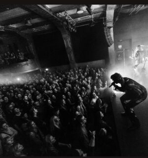 Jordan Haj Instagram - Pamatujete si ještě tu rudou laserovou surprise stage, co se zničehonic vynořila uprostřed crowdu na konci show na našem koncertě v prosinci ve vyprodaném @roxyprague na elektro set s @nobodylisten ❤️‍🔥❤️‍🔥❤️‍🔥 
Teď 2.7 ve Varech nás čeká další velkej koncert na @mattoni_czsk Stage (powered by @metronomeprague ) která bude stát u vřídla. Vstup je free. Začneme myslím 20:30. Jsem upřímně zvědavej jaký vizuální překvapení si pro nás náš tým nachystal tentokrát, tu laserovou klec jsem taky v Roxy viděl až spolu s publikem poprvé 😅

📷 @kubokrizo v Roxy 6.12.22