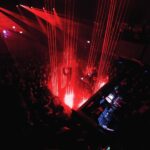 Jordan Haj Instagram - Pamatujete si ještě tu rudou laserovou surprise stage, co se zničehonic vynořila uprostřed crowdu na konci show na našem koncertě v prosinci ve vyprodaném @roxyprague na elektro set s @nobodylisten ❤️‍🔥❤️‍🔥❤️‍🔥 Teď 2.7 ve Varech nás čeká další velkej koncert na @mattoni_czsk Stage (powered by @metronomeprague ) která bude stát u vřídla. Vstup je free. Začneme myslím 20:30. Jsem upřímně zvědavej jaký vizuální překvapení si pro nás náš tým nachystal tentokrát, tu laserovou klec jsem taky v Roxy viděl až spolu s publikem poprvé 😅 📷 @kubokrizo v Roxy 6.12.22 Prague, Czech Republic