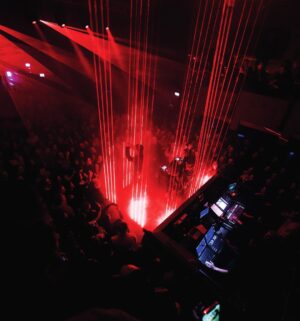 Jordan Haj Instagram - Pamatujete si ještě tu rudou laserovou surprise stage, co se zničehonic vynořila uprostřed crowdu na konci show na našem koncertě v prosinci ve vyprodaném @roxyprague na elektro set s @nobodylisten ❤️‍🔥❤️‍🔥❤️‍🔥 
Teď 2.7 ve Varech nás čeká další velkej koncert na @mattoni_czsk Stage (powered by @metronomeprague ) která bude stát u vřídla. Vstup je free. Začneme myslím 20:30. Jsem upřímně zvědavej jaký vizuální překvapení si pro nás náš tým nachystal tentokrát, tu laserovou klec jsem taky v Roxy viděl až spolu s publikem poprvé 😅

📷 @kubokrizo v Roxy 6.12.22