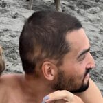 Jordan Haj Instagram – Ze 100% zarostlá ALOPECIE zítra 13:30 Q&A a livestream s Dr. Která mi to vyléčila. O léčbě co jsem absolvoval já, o tom jestli je to jistota, když to zkusíš léčit stejně, a o dalších možnostech léčby. Už delší dobu mi denodenně chodí dotazy na téma alopecie a já se snažím odpovídat svemdomitě ale vlastně na většinu otázek eridované odpovědi samozřejmě nemám.  Budu zítra (neboli dnes, v pondělí 19.6.) Na kontrole u paní doktorkorky @monika_arenbergerova ve vinohradské nemocnici a poprosil jsem ji, jestli by se mnou neudělala livestream ke kterému by se mohli připojit ti, co mi píší dotazy a dostat odpovědi připmo od ní. zkusím to tu pak uložit s co nejobsáhlejším pokrytím toho jak jsem to k současnému úspěchu(snad na co nejdéle trvajícímu) absolvoval pod jejím dozorem a péčí já.
