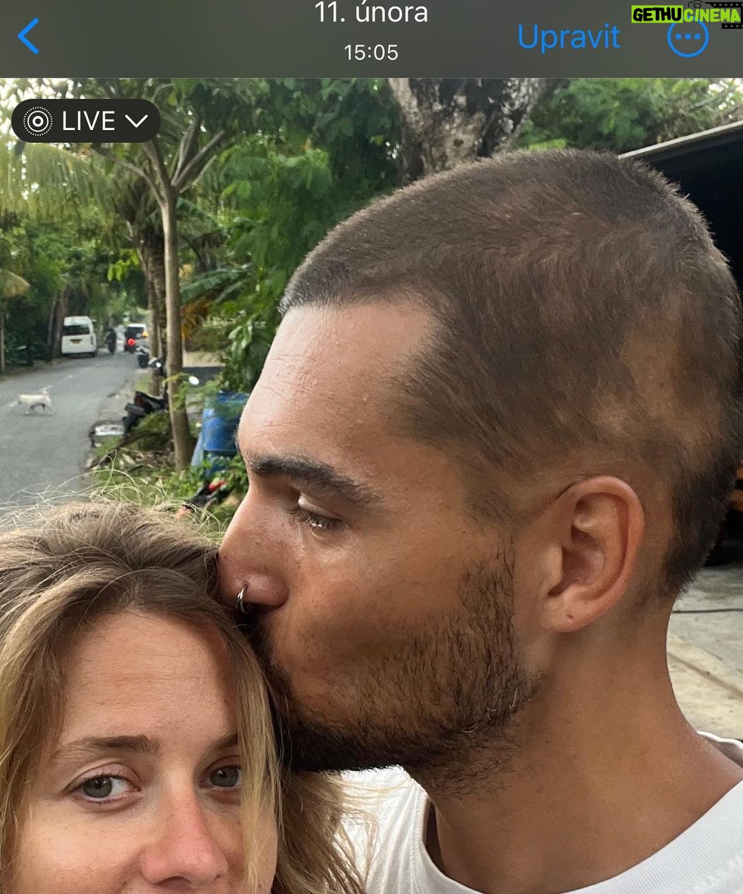 Jordan Haj Instagram - Ze 100% zarostlá ALOPECIE zítra 13:30 Q&A a livestream s Dr. Která mi to vyléčila. O léčbě co jsem absolvoval já, o tom jestli je to jistota, když to zkusíš léčit stejně, a o dalších možnostech léčby. Už delší dobu mi denodenně chodí dotazy na téma alopecie a já se snažím odpovídat svemdomitě ale vlastně na většinu otázek eridované odpovědi samozřejmě nemám. Budu zítra (neboli dnes, v pondělí 19.6.) Na kontrole u paní doktorkorky @monika_arenbergerova ve vinohradské nemocnici a poprosil jsem ji, jestli by se mnou neudělala livestream ke kterému by se mohli připojit ti, co mi píší dotazy a dostat odpovědi připmo od ní. zkusím to tu pak uložit s co nejobsáhlejším pokrytím toho jak jsem to k současnému úspěchu(snad na co nejdéle trvajícímu) absolvoval pod jejím dozorem a péčí já.