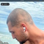 Jordan Haj Instagram – Ze 100% zarostlá ALOPECIE zítra 13:30 Q&A a livestream s Dr. Která mi to vyléčila. O léčbě co jsem absolvoval já, o tom jestli je to jistota, když to zkusíš léčit stejně, a o dalších možnostech léčby. Už delší dobu mi denodenně chodí dotazy na téma alopecie a já se snažím odpovídat svemdomitě ale vlastně na většinu otázek eridované odpovědi samozřejmě nemám. Budu zítra (neboli dnes, v pondělí 19.6.) Na kontrole u paní doktorkorky @monika_arenbergerova ve vinohradské nemocnici a poprosil jsem ji, jestli by se mnou neudělala livestream ke kterému by se mohli připojit ti, co mi píší dotazy a dostat odpovědi připmo od ní. zkusím to tu pak uložit s co nejobsáhlejším pokrytím toho jak jsem to k současnému úspěchu(snad na co nejdéle trvajícímu) absolvoval pod jejím dozorem a péčí já.