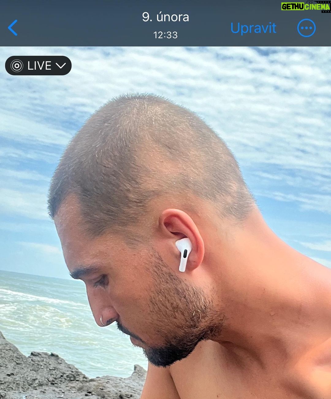 Jordan Haj Instagram - Ze 100% zarostlá ALOPECIE zítra 13:30 Q&A a livestream s Dr. Která mi to vyléčila. O léčbě co jsem absolvoval já, o tom jestli je to jistota, když to zkusíš léčit stejně, a o dalších možnostech léčby. Už delší dobu mi denodenně chodí dotazy na téma alopecie a já se snažím odpovídat svemdomitě ale vlastně na většinu otázek eridované odpovědi samozřejmě nemám. Budu zítra (neboli dnes, v pondělí 19.6.) Na kontrole u paní doktorkorky @monika_arenbergerova ve vinohradské nemocnici a poprosil jsem ji, jestli by se mnou neudělala livestream ke kterému by se mohli připojit ti, co mi píší dotazy a dostat odpovědi připmo od ní. zkusím to tu pak uložit s co nejobsáhlejším pokrytím toho jak jsem to k současnému úspěchu(snad na co nejdéle trvajícímu) absolvoval pod jejím dozorem a péčí já.