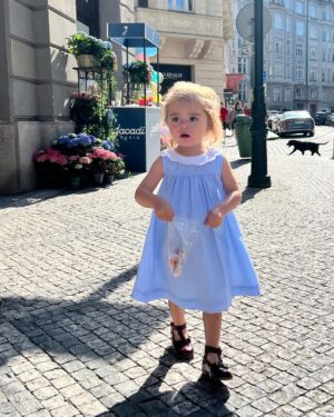 Jordan Haj Instagram - Den dětí. Den, kdy se narozdíl od ostatních 364 dní (kdy tyto otázky padají) na otázku ,,můžu kolu/ tvoje kafe/ vlastní kafe/ víno/ alespoň bílý víno/ bonbóny / další bonbóny/ /ještě kolu/ nalíčit se/ řídit… řekne ,, ano lásko, je den dětí, můžeš” 🤍
Berte mě proboha s rezervou 🫣 (trochu)

1> Doma  u večeře s vínem starým jako Lennon 
2>v matching colors outfitech z @jacadi_cz_sk 
3> za rohem na kafíčku bez kofeinu v @nespresso.cz 4>za rohem v butiku po pozření koly 
5>zpět v jacadi protože zas pro “ eštěboňboň” 
6> @emmasmetana_music na socialce u výslechu