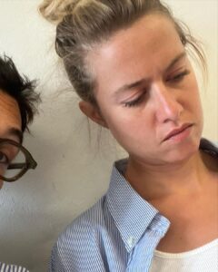 Jordan Haj Instagram - Den dětí. Den, kdy se narozdíl od ostatních 364 dní (kdy tyto otázky padají) na otázku ,,můžu kolu/ tvoje kafe/ vlastní kafe/ víno/ alespoň bílý víno/ bonbóny / další bonbóny/ /ještě kolu/ nalíčit se/ řídit… řekne ,, ano lásko, je den dětí, můžeš” 🤍 Berte mě proboha s rezervou 🫣 (trochu) 1> Doma u večeře s vínem starým jako Lennon 2>v matching colors outfitech z @jacadi_cz_sk 3> za rohem na kafíčku bez kofeinu v @nespresso.cz 4>za rohem v butiku po pozření koly 5>zpět v jacadi protože zas pro “ eštěboňboň” 6> @emmasmetana_music na socialce u výslechu Prague, Czech Republic
