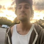 Jordan Haj Instagram – Poslední selfie třicetičtyř letého kluka. Slunce zapadlo. Předsevzetí si sice nedávám, zdají se mi být předurčený ke zklamání. Leda tak jedno, možná 34 let přijímání většiny důležitých, praktických a nezábavných informací stylem skvěle znázorněným na slidu #2 by bylo tak akorát. Pokusím se. A Sorry všem mým blízkým za pokaždý, kdy mi potřebovali něco sdělit, nebo mě něčím zásadním zaůkolovat a měli pocit, že asi mají něco ve vlasech, co mě fascinuje mnohem víc 🫶🏻 nemiluju vás míň. NeverLand