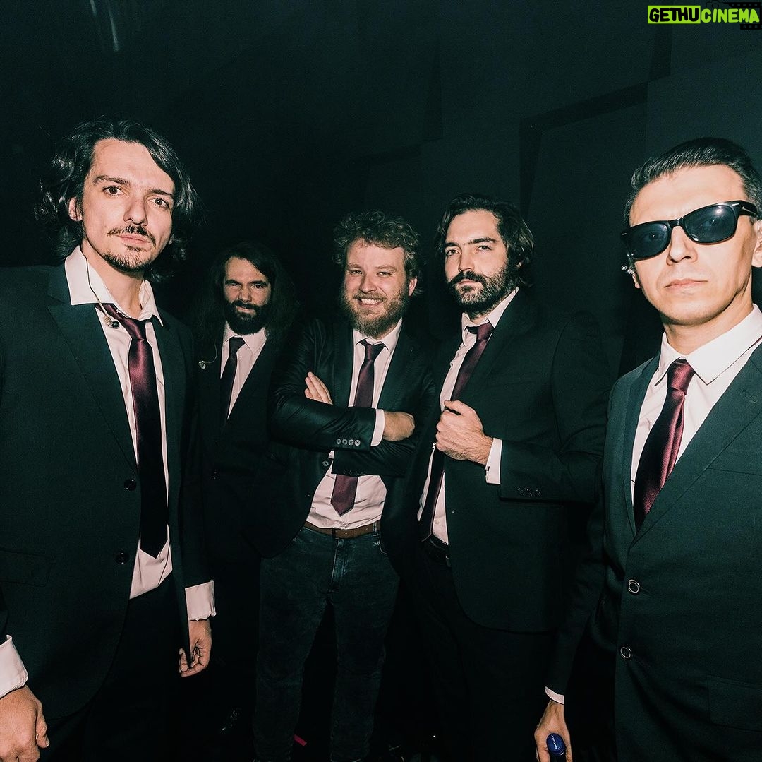 Jordan Haj Instagram - Velký blahopřání @mirainavratil k včerejšímu veleůspěchu, taky zpětně @ewa_farna93 , @bennycristo a big up @calinpan s @viktorsheen. Všichni jedete svojí věc a každej naprosto jinudy a jinak a stejně je tu dost uší pro všechny, pro všechny, co to myslí vážně drtí to nehledě na to jak dlouho trvá dostat se “tam”. Tohle je jedna z nejhezčích vlastností českého publika a asi to fakt není nic samozřejmýho, co by bylo všude stejný. Lidi tady chodí, plní haly všech rozměrů, lidi tu podporujou svý umělce kupováním merče.. je to skvělý mít hudební kariéru zrovna tady! A v duchu těch super triumfů mnohých našich přátel v O2 poslední dny a týdny, si ve vší skromnosti s dojetím a obrovským díkem zavzpomínám na naší krásně plnou (zatím)Forum Arénu 🩶 milujem vás. Jedem dál. Vážíme si vaší přízně. Jedeme dál!!! 2024 see You všudeee 📸 @kubokrizo da king