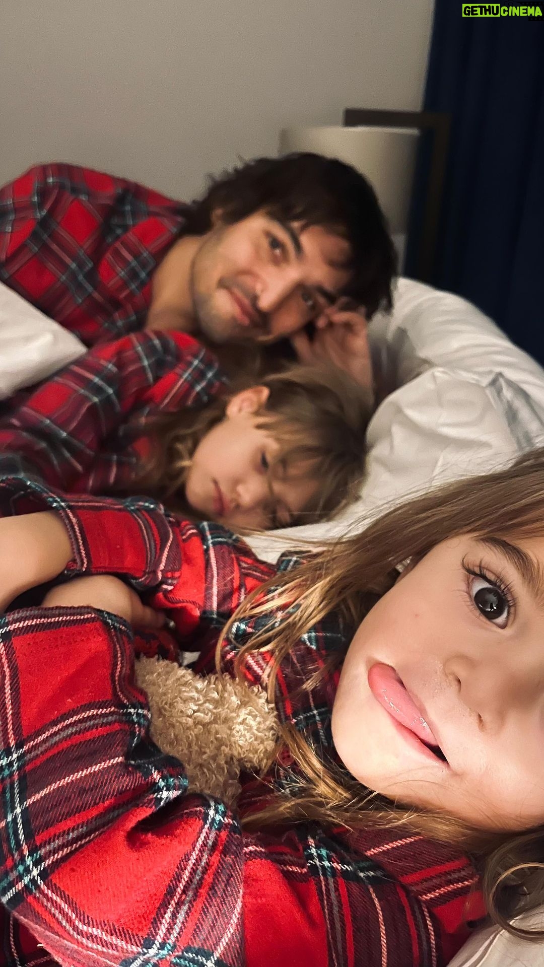 Jordan Haj - 3.4K Likes - Všechno jednou končí, i když se přiznám, že jsem se už trochu bál, aby tenhle rok někdy skončil :)) jako, naprosto miluju to, co děláme, ale vzhledem k množství koncertů, balení a vybalování kufrů, outfitů, nástrojů, přejezdů, tahání na stage a do backstage, natáčení, zvukovek, fittingů, co za sebou tenhle rok máme, mi pak před pár dny přišlo naprosto symbolický a hrozně krásný tu poslední pracovní cestu roku strávit doslova celou v pyžamu a v lázních. A mám v plánu se z toho “pyžamo” moodu vrátit až za hoooodně dlouho. See yall na jaře! A děkuju @marksandspencerczechrepublic za výbavu!
#marksandspencerczechrepublic #winterstyle #zimniinspirace #xmaspyjamas