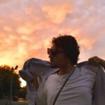 Jordan Haj Instagram – @emmasmetana_music moc neumí s mým Fuji x100v fotit, celkově moc neumí fotit. Ale občas se jí za pomoci denní doby, přírody v kombinaci s tím jejím neumětelstvím povede něco, co by mohl být obal desky.