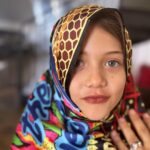 Jordan Haj Instagram – Táta maloval, teta Bára graficky zpracovala, kámoši vyrobili všichni ostatní kupovali a nosili 🧣a pro velký zájem a krásné reakce odteď i pro ty, co nebyli ve fóru. Naskladněno pár kusů na www.BYNOW.cz v sekci SHOP..
-a prosby o černou heavy mikinu s kapucou také vyslyšeny Monastiraki