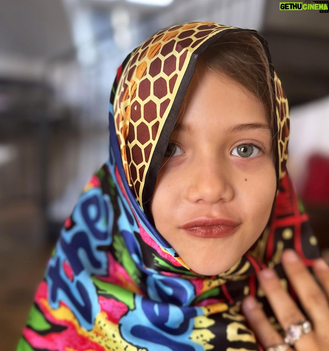 Jordan Haj Instagram - Táta maloval, teta Bára graficky zpracovala, kámoši vyrobili všichni ostatní kupovali a nosili 🧣a pro velký zájem a krásné reakce odteď i pro ty, co nebyli ve fóru. Naskladněno pár kusů na www.BYNOW.cz v sekci SHOP.. -a prosby o černou heavy mikinu s kapucou také vyslyšeny Monastiraki