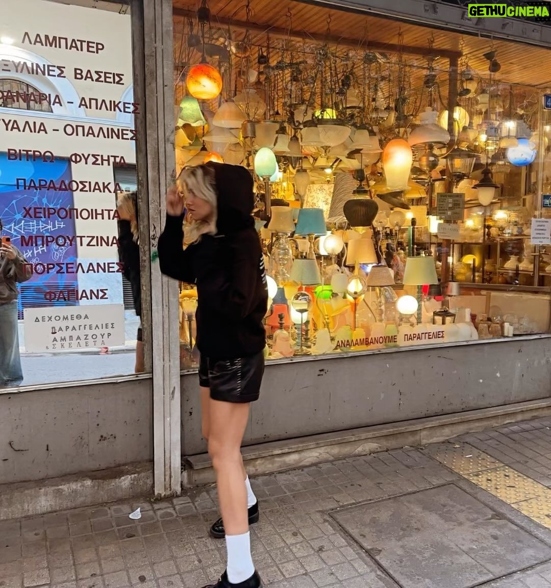Jordan Haj Instagram - Táta maloval, teta Bára graficky zpracovala, kámoši vyrobili všichni ostatní kupovali a nosili 🧣a pro velký zájem a krásné reakce odteď i pro ty, co nebyli ve fóru. Naskladněno pár kusů na www.BYNOW.cz v sekci SHOP.. -a prosby o černou heavy mikinu s kapucou také vyslyšeny Monastiraki