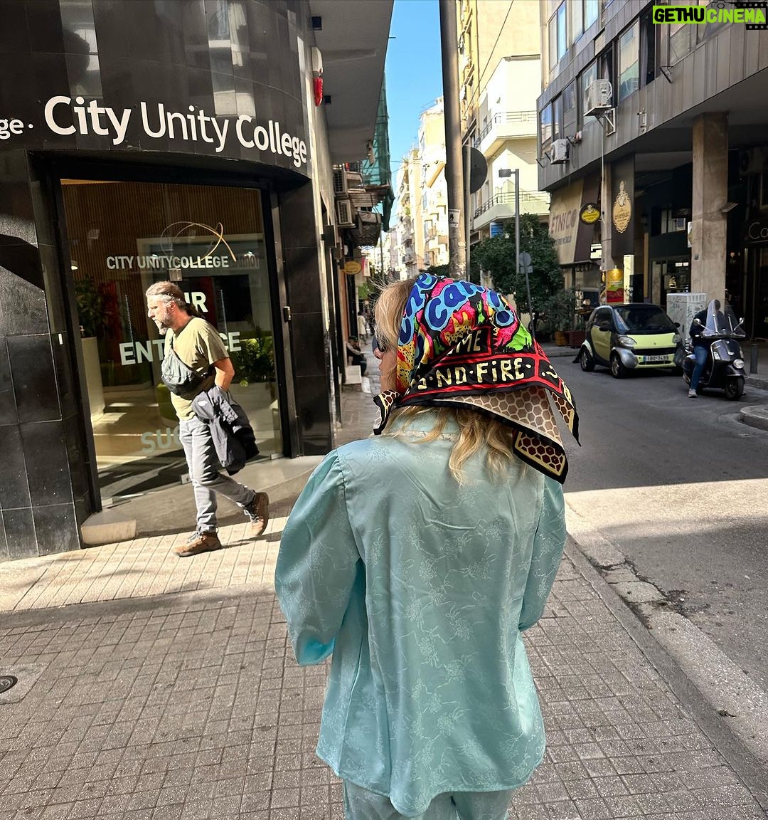 Jordan Haj Instagram - Táta maloval, teta Bára graficky zpracovala, kámoši vyrobili všichni ostatní kupovali a nosili 🧣a pro velký zájem a krásné reakce odteď i pro ty, co nebyli ve fóru. Naskladněno pár kusů na www.BYNOW.cz v sekci SHOP.. -a prosby o černou heavy mikinu s kapucou také vyslyšeny Monastiraki