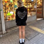 Jordan Haj Instagram – Táta maloval, teta Bára graficky zpracovala, kámoši vyrobili všichni ostatní kupovali a nosili 🧣a pro velký zájem a krásné reakce odteď i pro ty, co nebyli ve fóru. Naskladněno pár kusů na www.BYNOW.cz v sekci SHOP..
-a prosby o černou heavy mikinu s kapucou také vyslyšeny Monastiraki