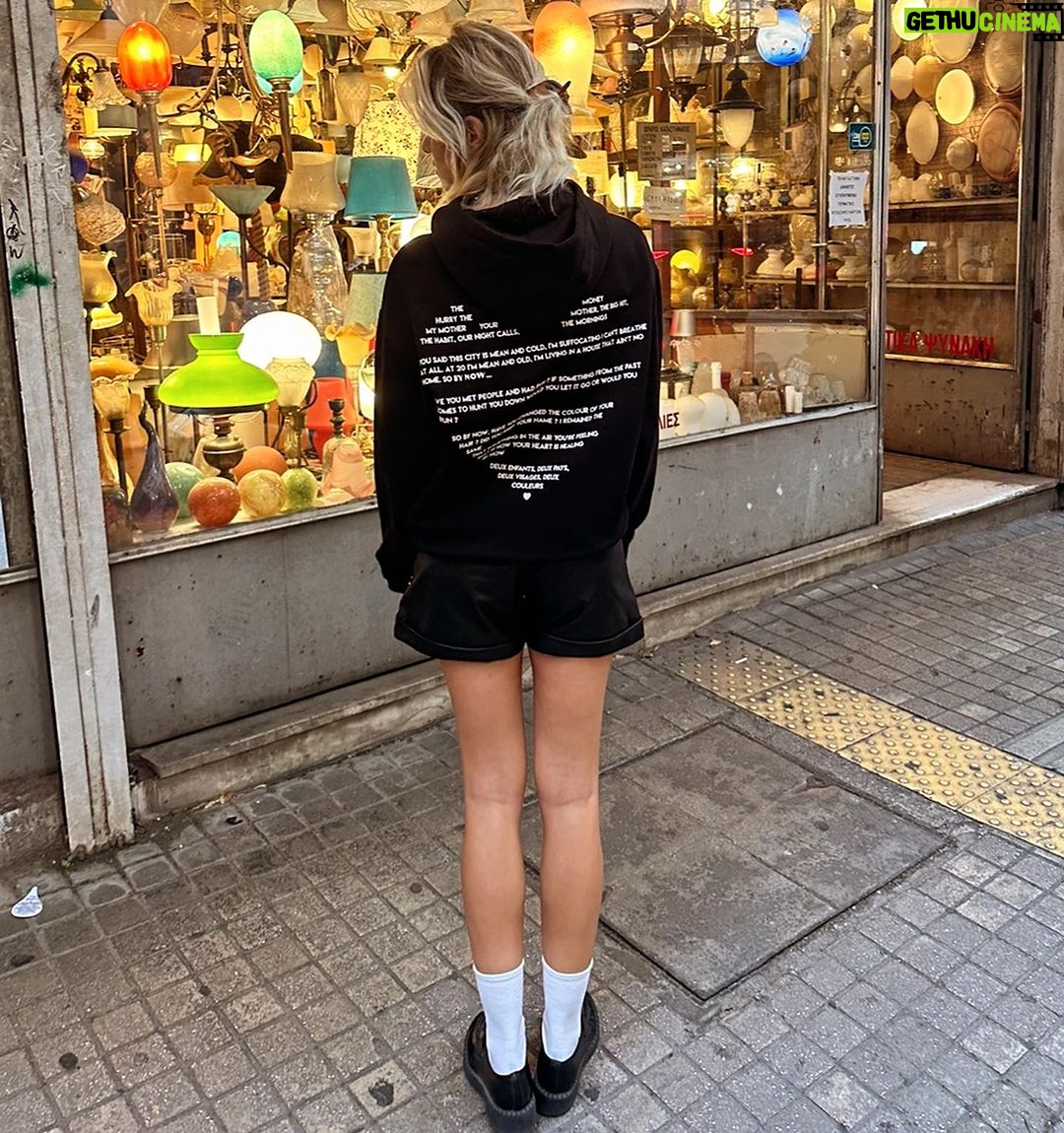 Jordan Haj Instagram - Táta maloval, teta Bára graficky zpracovala, kámoši vyrobili všichni ostatní kupovali a nosili 🧣a pro velký zájem a krásné reakce odteď i pro ty, co nebyli ve fóru. Naskladněno pár kusů na www.BYNOW.cz v sekci SHOP.. -a prosby o černou heavy mikinu s kapucou také vyslyšeny Monastiraki