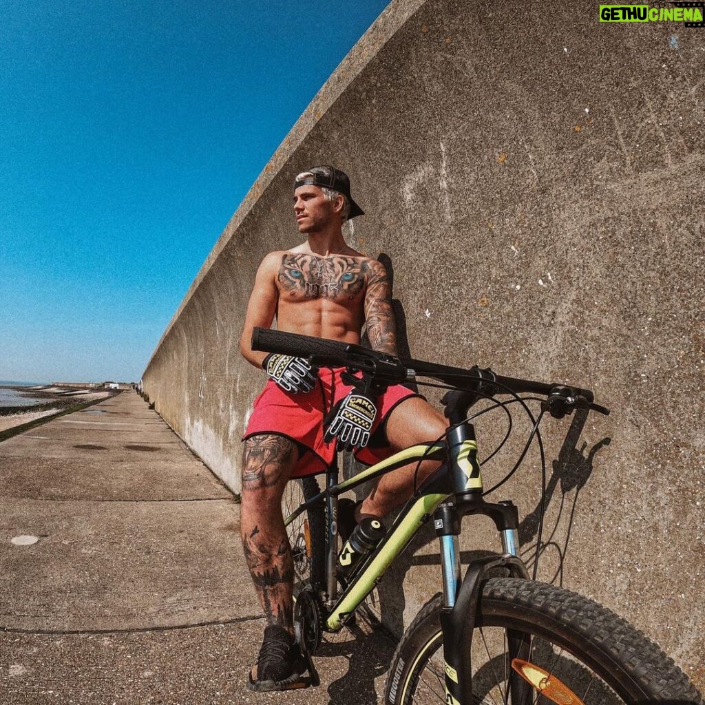 Jordi Whitworth Instagram - Riding on my bicycle, Riding on my bike.