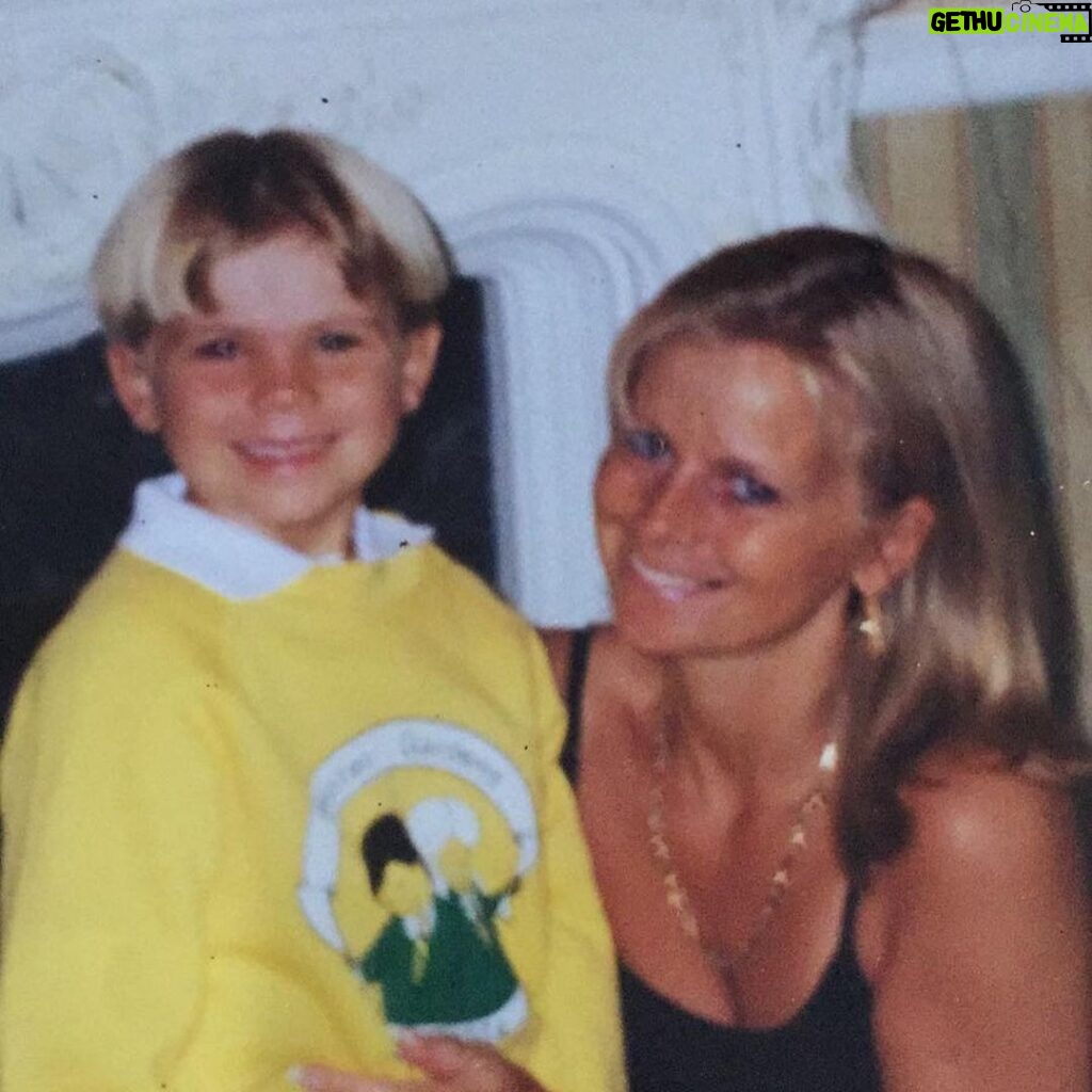 Jordi Whitworth Instagram - Happy Birthday to my absolute rock. Love you so much mom. I dunno what I’d do if you disowned me tbh. Have a great day 🖤