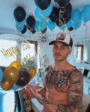 Jordi Whitworth Instagram - Halfway to 50 👴🏼🎂🎊