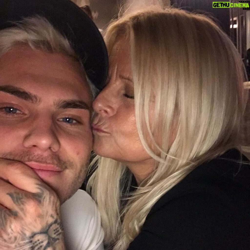 Jordi Whitworth Instagram - Happy Birthday to my absolute rock. Love you so much mom. I dunno what I’d do if you disowned me tbh. Have a great day 🖤