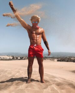 Jordi Whitworth Instagram - Oh to be in a hot place right now.... & preferably in shape 👍🏼
