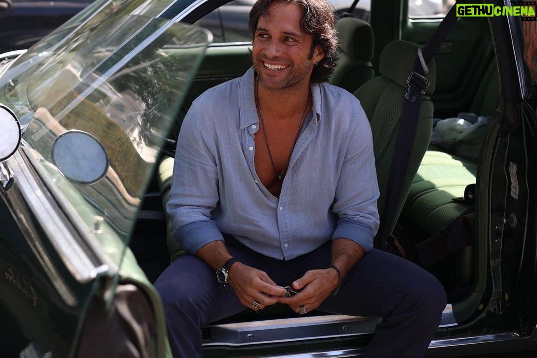José Fidalgo Instagram - Chegou o dia. Estreia hoje a novela QUERIDOS PAPÁS e estes 4 maravilhosos actores foram os escolhidos. Neste dia , em que os juntámos pela primeira vez, percebemos logo que eram os pais certos. Aquilo que vão ver esta noite é uma mistura de emoção, riso, casa e realidade. Aos pais junta-se um elenco extraordinário, onde até os mais pequenos parecem gente grande. É tão bonita esta novela. Vejam e depois digam. Temos mesmo muito orgulho na ficção da @tvioficial 🤍