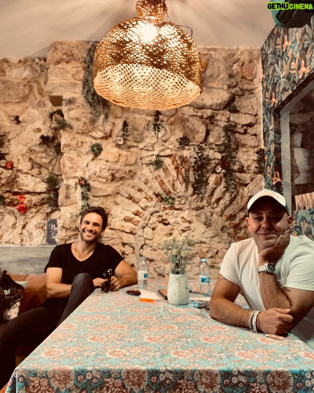 José Fidalgo Instagram - Marialva,Marialva; Só na botânica é que a minha alma é salva. Pumba, toma!!!! 📝😂 @hmarialva @botanica_setubal #customstories #zelafproducoes Botânica Tapas & Petiscos