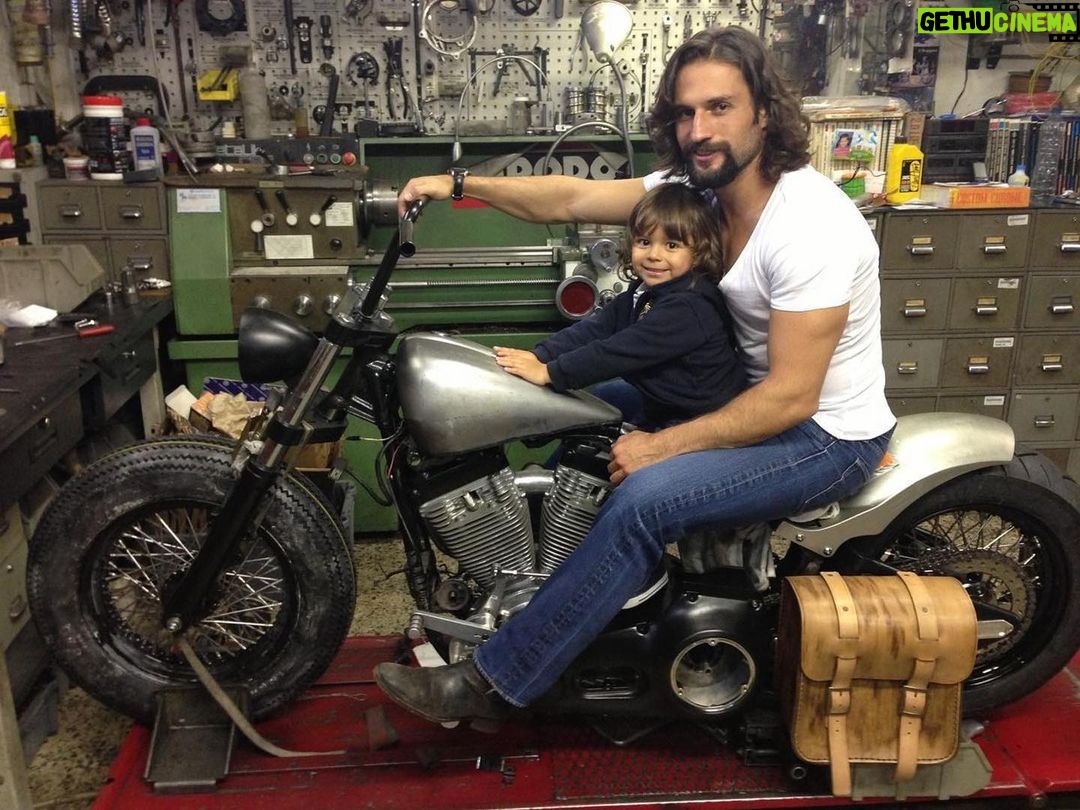 José Fidalgo Instagram - E aqui mostro a minha primeira transformação da minha segunda menina. De uma Heritage já por si transformada. @srcustommotorcyclegarage foi o seu criador. #harleydavidsonheritagesoftail #custommade #customstories #zelafproducoes
