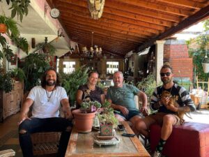 José Fidalgo Instagram - Nunca há palavras para agradecer a hospitalidade e amizade deste casal. O Rei Artur e a sua Rainha Teresa. E aqui me despedi de mais uma companheiro daqueles @dannycardoso De volta a solo… #n2 #boagente #roadtrip #vida #josefidalgo