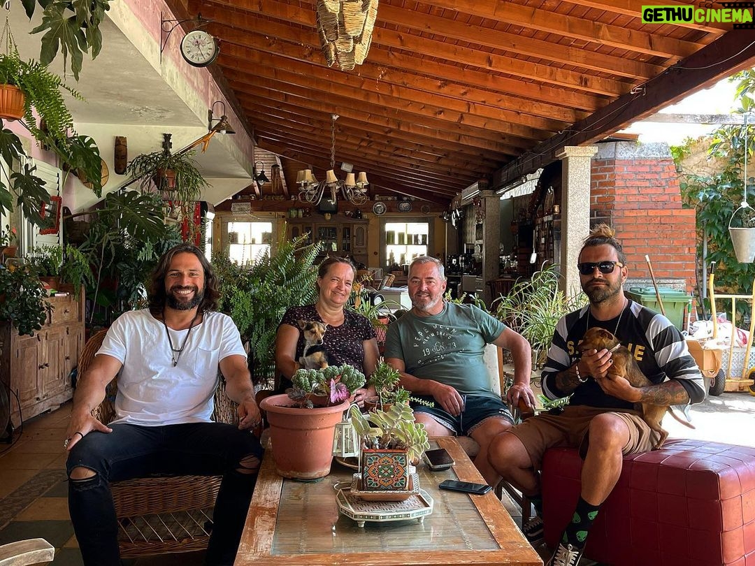 José Fidalgo Instagram - Nunca há palavras para agradecer a hospitalidade e amizade deste casal. O Rei Artur e a sua Rainha Teresa. E aqui me despedi de mais uma companheiro daqueles @dannycardoso De volta a solo… #n2 #boagente #roadtrip #vida #josefidalgo