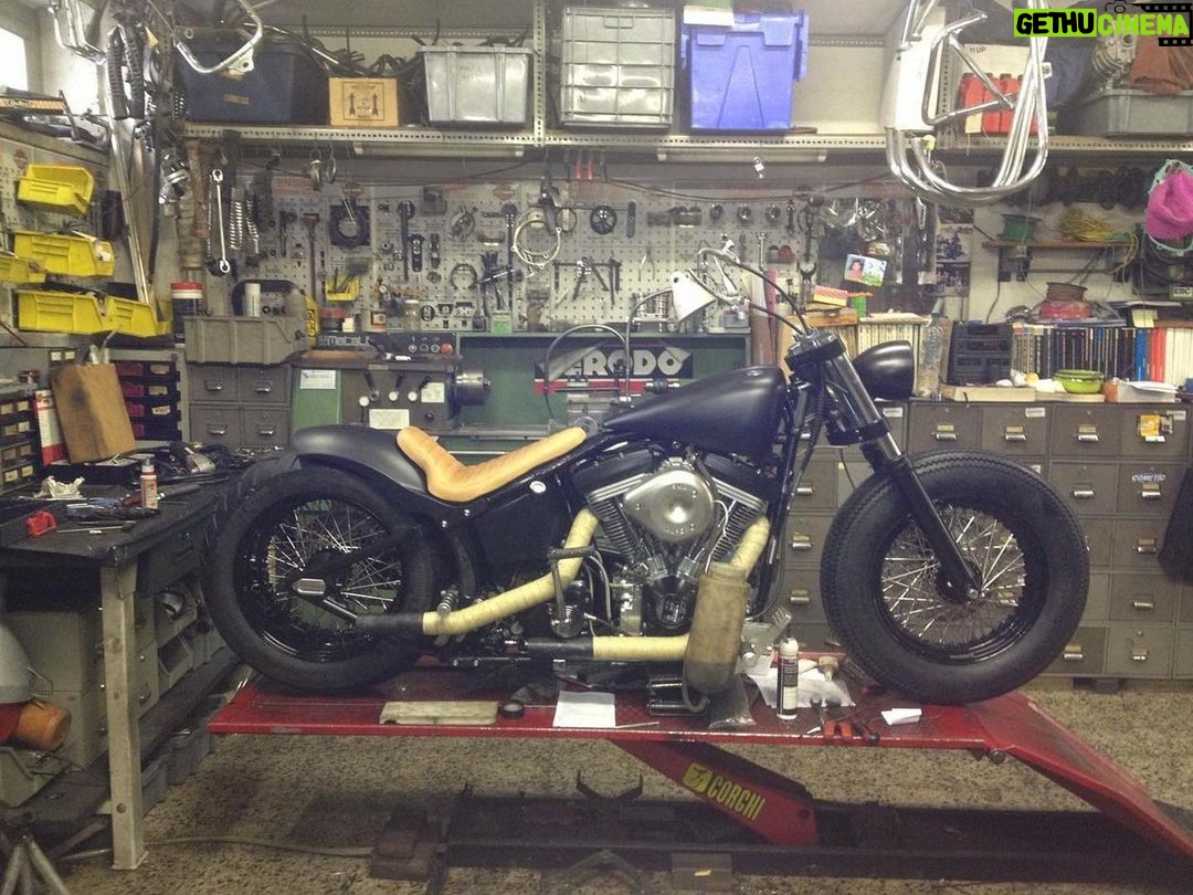 José Fidalgo Instagram - E aqui mostro a minha primeira transformação da minha segunda menina. De uma Heritage já por si transformada. @srcustommotorcyclegarage foi o seu criador. #harleydavidsonheritagesoftail #custommade #customstories #zelafproducoes