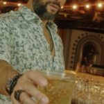 José Fidalgo Instagram - Queres fazer um brilharete neste Natal? Surpreende quem mais gostas com os cocktails da @schweppesportugal. Fui desafiado a fazer um com a minha bebida de eleição e não podia estar mais orgulhoso do meu Whiskey com Schweppes Selection Ginger Ale & Gengibre Intenso. 🥂 #Pub #schweppespt #schweppesselection @mamashelterlisboa
