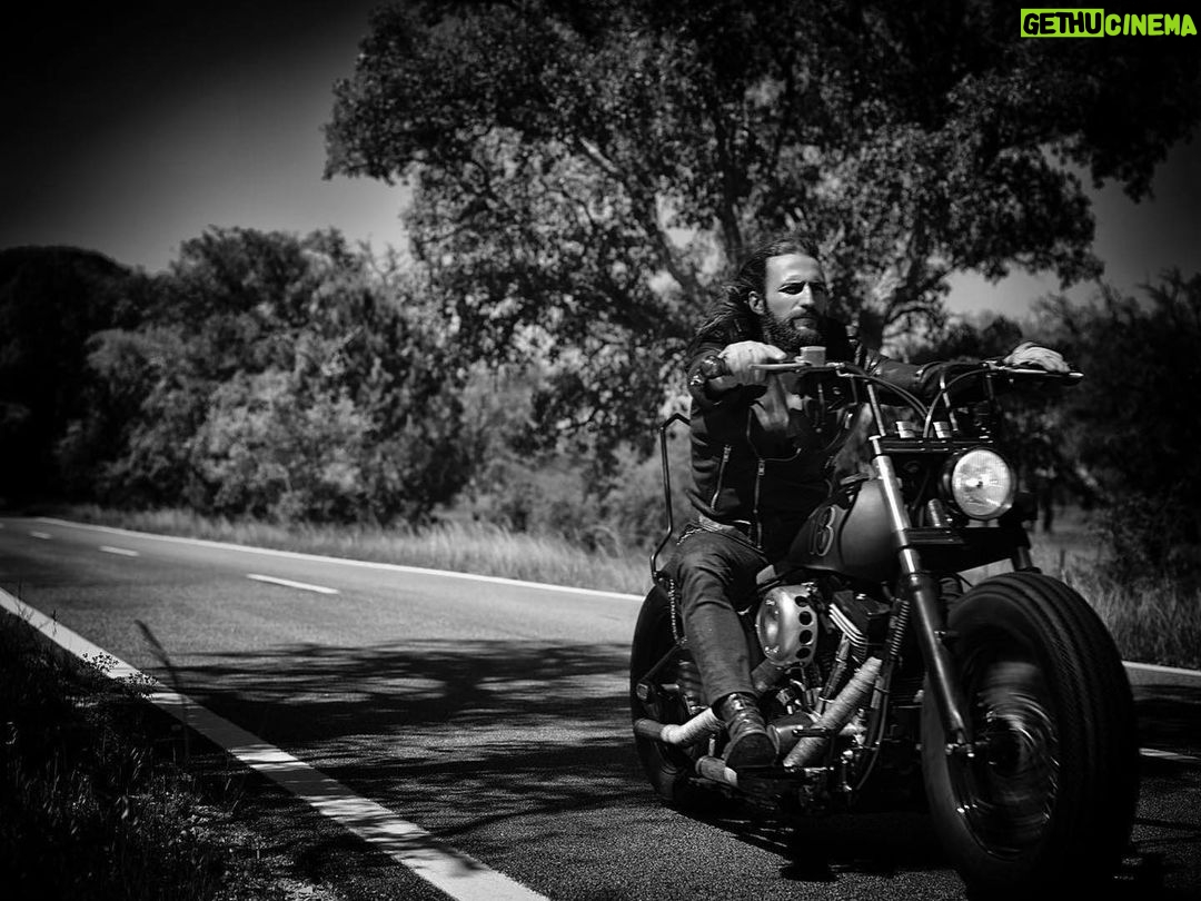 José Fidalgo Instagram - E aqui mostro a minha primeira transformação da minha segunda menina. De uma Heritage já por si transformada. @srcustommotorcyclegarage foi o seu criador. #harleydavidsonheritagesoftail #custommade #customstories #zelafproducoes
