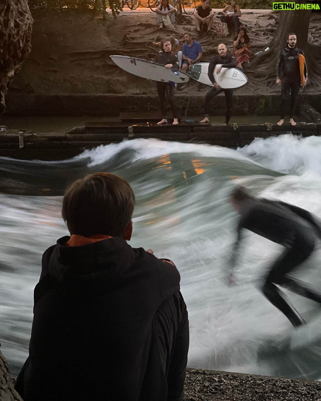 José Fidalgo Instagram - A curtir um final de dia bem alemão😁 #citysurf #munichsurf #surfmunich #meugrandaputo #customstories Munich River Surfing - Eisbachwelle
