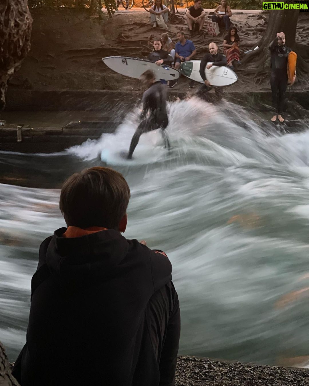 José Fidalgo Instagram - A curtir um final de dia bem alemão😁 #citysurf #munichsurf #surfmunich #meugrandaputo #customstories Munich River Surfing - Eisbachwelle