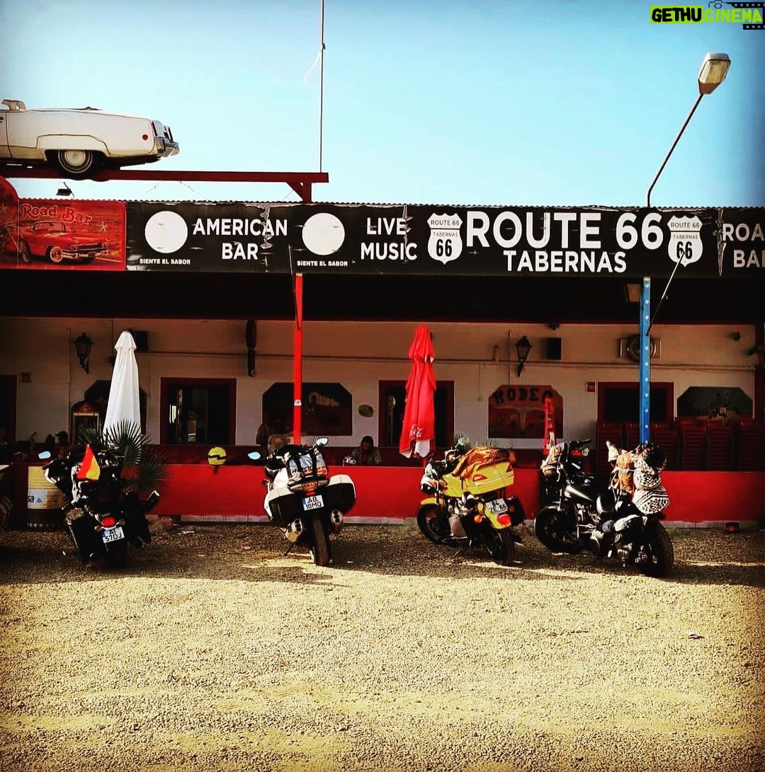 José Fidalgo Instagram - O meu modo de conhecer o mundo. #roadtrip #motorcycle #travel #liberdade #25deabril Europa