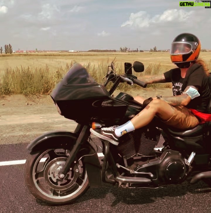 José Fidalgo Instagram - O meu modo de conhecer o mundo. #roadtrip #motorcycle #travel #liberdade #25deabril Europa