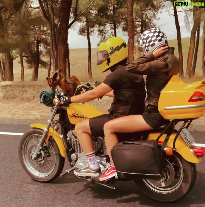 José Fidalgo Instagram - O meu modo de conhecer o mundo. #roadtrip #motorcycle #travel #liberdade #25deabril Europa