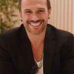 José Fidalgo Instagram - E começo uma nova relação com uma filosofia de vida que há muito ansiava encontrar. Um grupo de profissionais que se preocupam em manter, devolver ou desenvolver um bem estar físico e psicológico aos seus clientes. Estamos juntos @ousia_clinic @tristanaestevescardoso 📽️ @47shootz Lisbon, Portugal