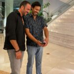 José Fidalgo Instagram - É sempre com uma alegria e um prazer enorme que estou com este grande companheiro. @martinho___silva , amigo estás sempre no coração. 📸 @nanabarrosr Hotel Miragem Em Cascais
