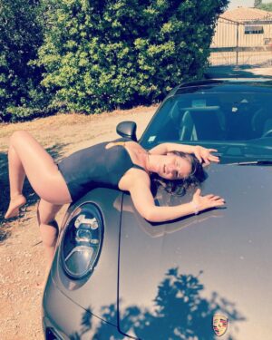 Joséphine Draï Instagram - Une voiture classieuse, ça inspire toujours des poses raffinées et classieuses aussi. Oui, l’été j’essaie de rester sexy. (Et l’hiver je suis une loque) #bookcomédienne #réussirsavie #lamoulaga #élégance