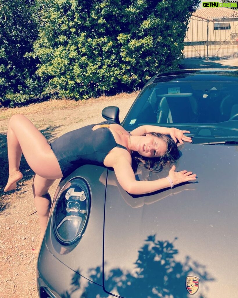 Joséphine Draï Instagram - Une voiture classieuse, ça inspire toujours des poses raffinées et classieuses aussi. Oui, l’été j’essaie de rester sexy. (Et l’hiver je suis une loque) #bookcomédienne #réussirsavie #lamoulaga #élégance