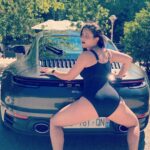 Joséphine Draï Instagram – Une voiture classieuse, ça inspire toujours des poses raffinées et classieuses aussi. Oui, l’été j’essaie de rester sexy. (Et l’hiver je suis une loque) #bookcomédienne #réussirsavie #lamoulaga #élégance