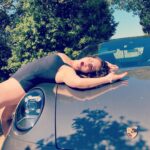 Joséphine Draï Instagram – Une voiture classieuse, ça inspire toujours des poses raffinées et classieuses aussi. Oui, l’été j’essaie de rester sexy. (Et l’hiver je suis une loque) #bookcomédienne #réussirsavie #lamoulaga #élégance