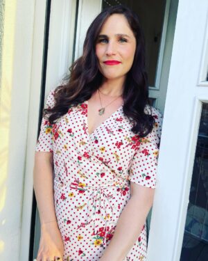 Joséphine Draï Instagram - Aller-retour express à Tel Aviv pour l’avant première d’un film qui me tient vraiment à cœur (extrait de la bande annonce en fin de post). L’histoire d’une française qui débarque en Israël et qui devient folle. A l’image de mon expérience sur place (mais trop d’amour). Merci à tous (@georges.benayoun le 1er) sans qui je n’aurais jamais eu la chance de participer à cette folle aventure. « Paris boutique » sort le 23 juin en Israël. Y’all ah 💃🏼♥️🎬 (p.s: robe @rouje )