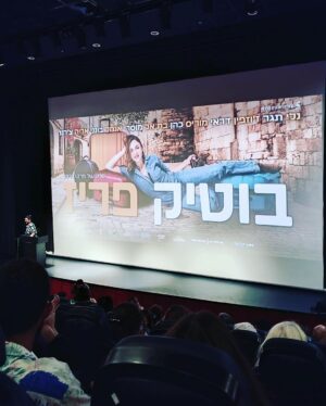 Joséphine Draï Instagram - Aller-retour express à Tel Aviv pour l’avant première d’un film qui me tient vraiment à cœur (extrait de la bande annonce en fin de post). L’histoire d’une française qui débarque en Israël et qui devient folle. A l’image de mon expérience sur place (mais trop d’amour). Merci à tous (@georges.benayoun le 1er) sans qui je n’aurais jamais eu la chance de participer à cette folle aventure. « Paris boutique » sort le 23 juin en Israël. Y’all ah 💃🏼♥️🎬 (p.s: robe @rouje )