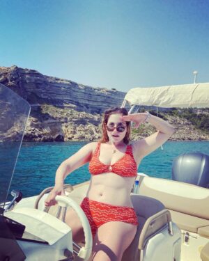 Joséphine Draï Instagram - Un bateau, ça sert à faire des photos distinguées, détendues et prises sur le vif surtout, non? 🐳 💦🚤 / 📷 @marceau.rg @jules_mg