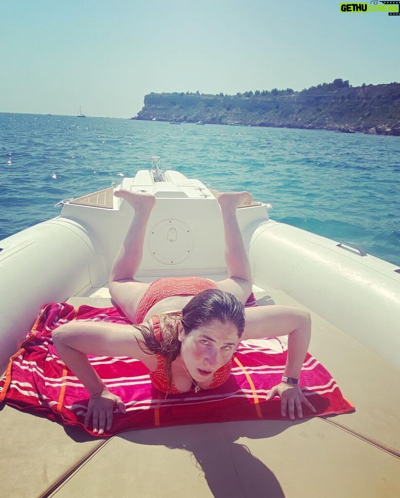 Joséphine Draï Instagram - Un bateau, ça sert à faire des photos distinguées, détendues et prises sur le vif surtout, non? 🐳 💦🚤 / 📷 @marceau.rg @jules_mg
